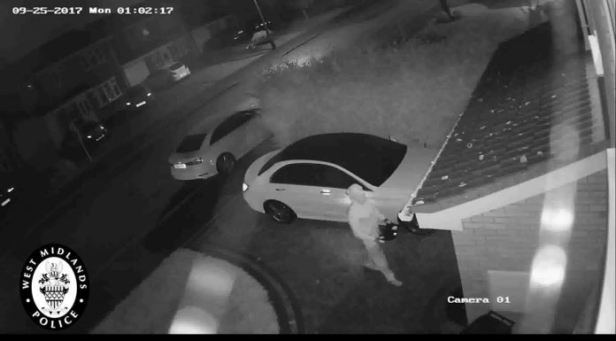 Kapıda duran Mercedes’i sadece 58 saniyede hasar vermeden çaldılar