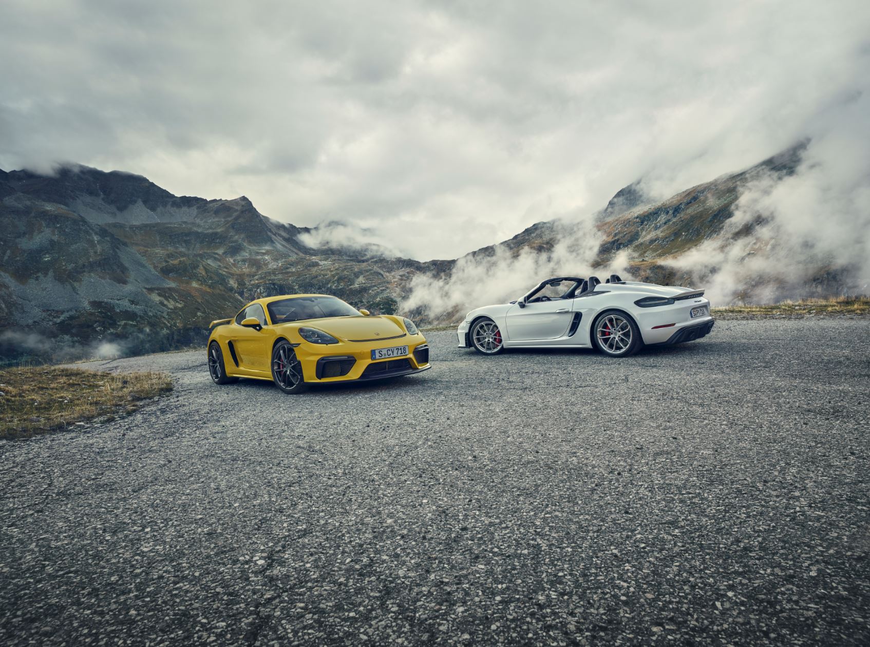 Porsche 718 ailesine iki yeni üye geliyor! Cayman GT4 & Spyder
